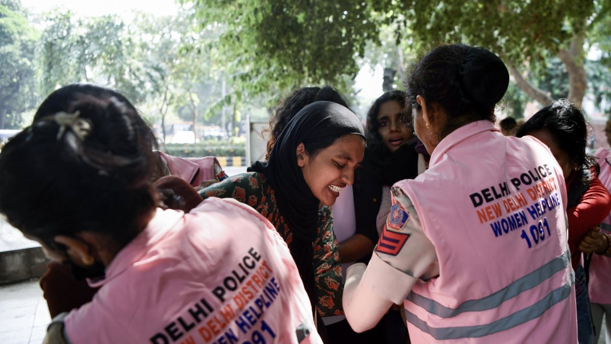 Delhi Police Pink Force detains protesters near Gol Dhak Khana
