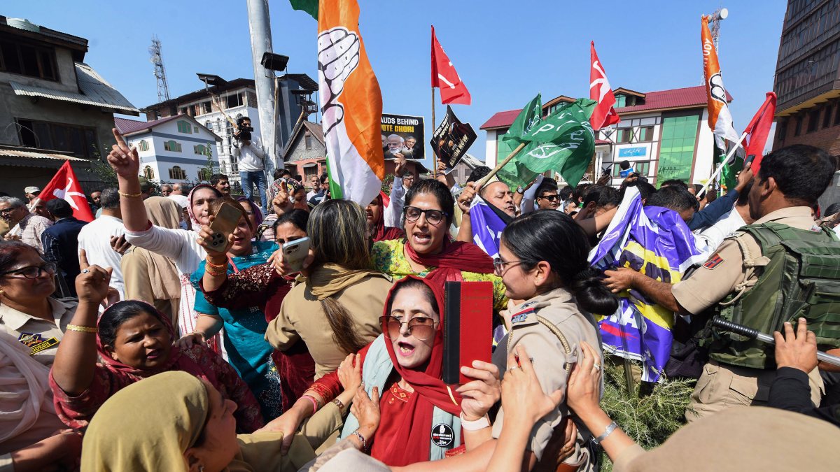 Police stop INDIA bloc protest in Srinagar