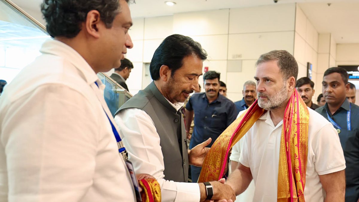 Rahul Gandhi welcomed by Ghulam Ahmad Mir at Chennai airport