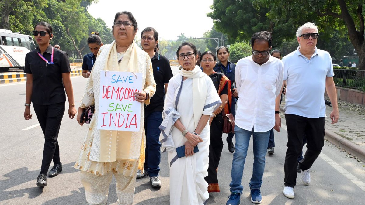 Mamata Banerjee joins protest against chief election commissioner in Delhi