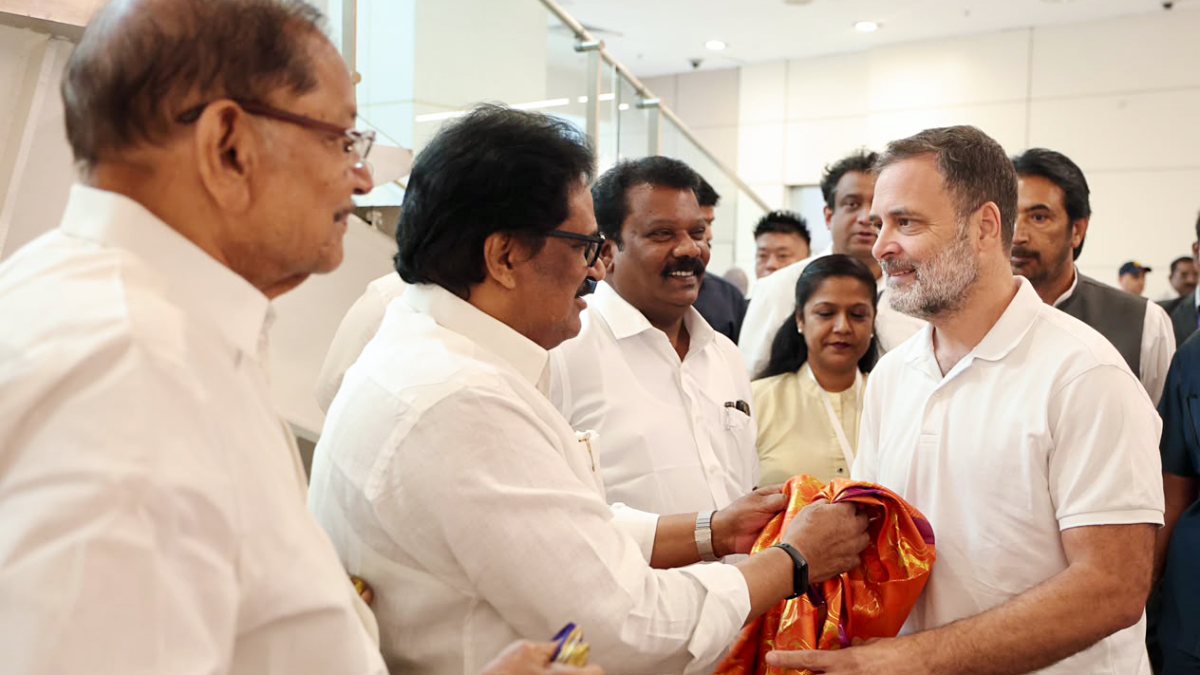 Rahul Gandhi welcomed at Chennai airport for Chhatron Ki Goonj event