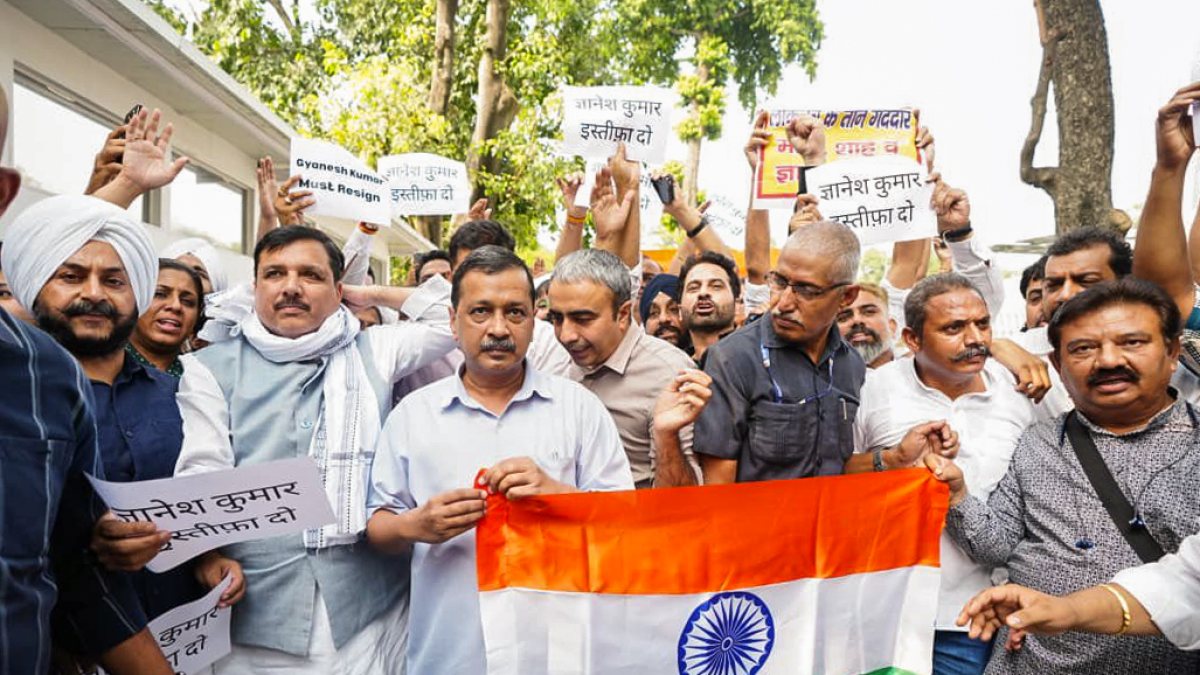 Kejriwal holds tricolour at protest against CEC in Delhi