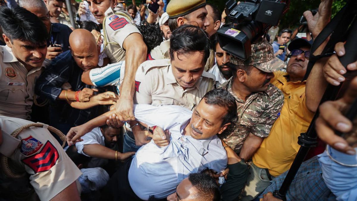 Kejriwal detained during protest against CEC in Delhi
