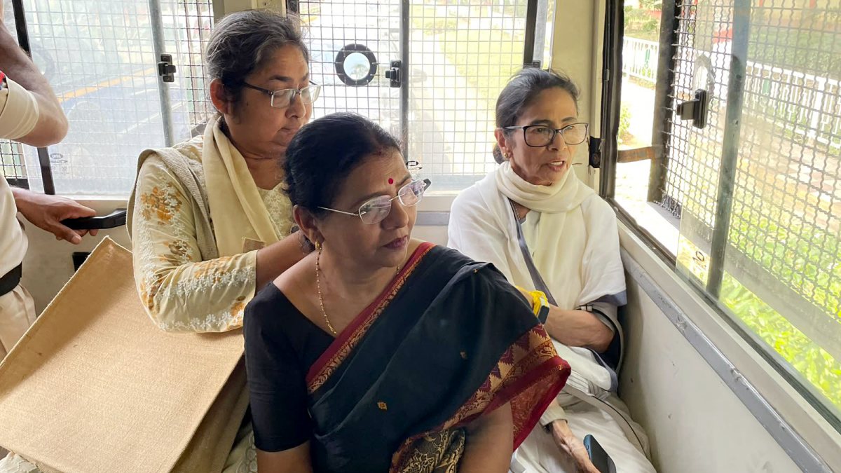 Mamata Banerjee detained by Delhi Police with TMC MPs