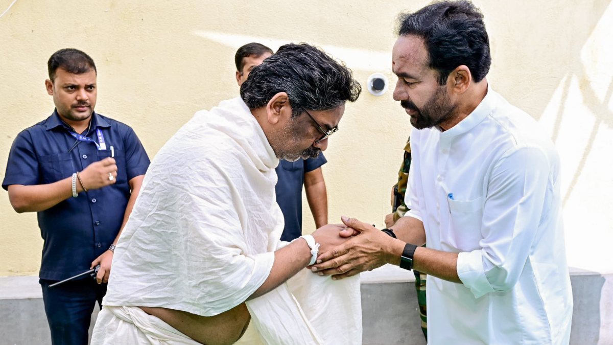 Coal minister meets Jharkhand CM, pays homage to his late mother