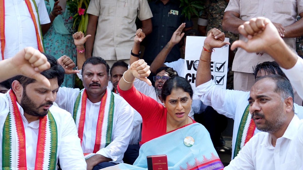 Sharmila leads Congress sit-in after police stop Chalo Raj Bhavan march