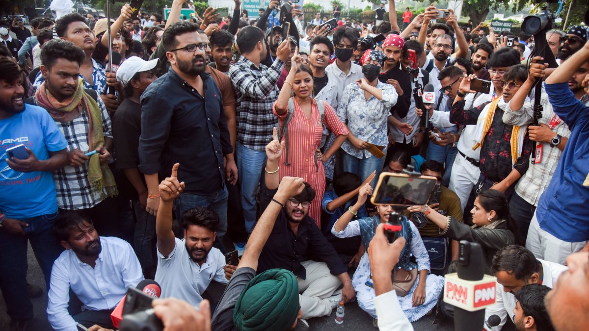 Protesters raise slogans at CJP protest in Connaught Place