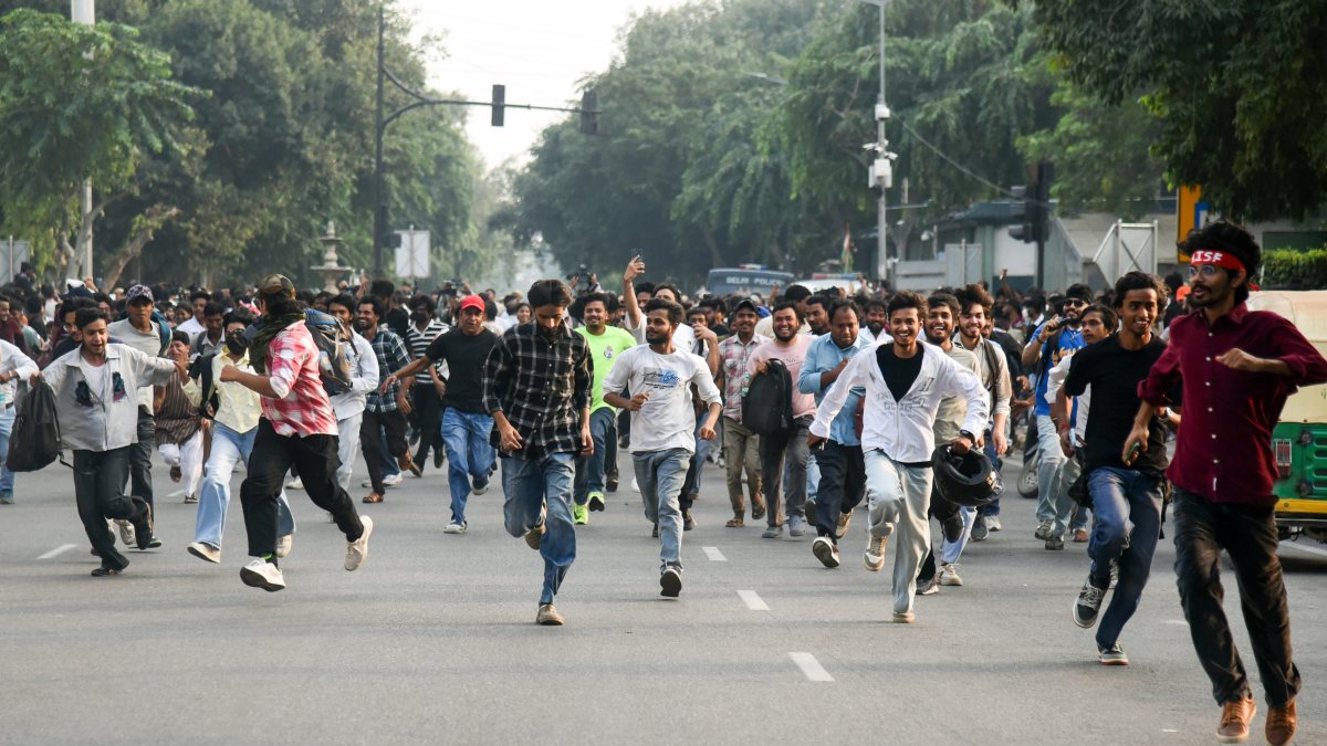 Delhi Police disperse protesters at Connaught Place