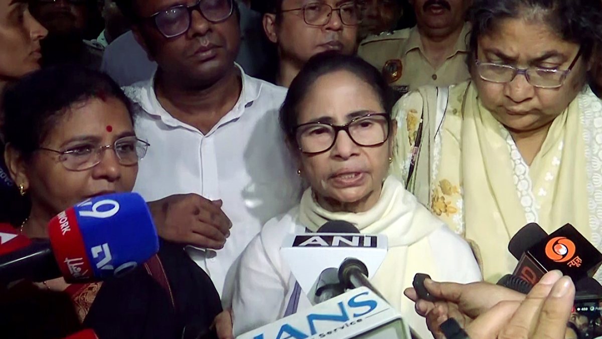 Mamata Banerjee speaks to media after release from Delhi detention