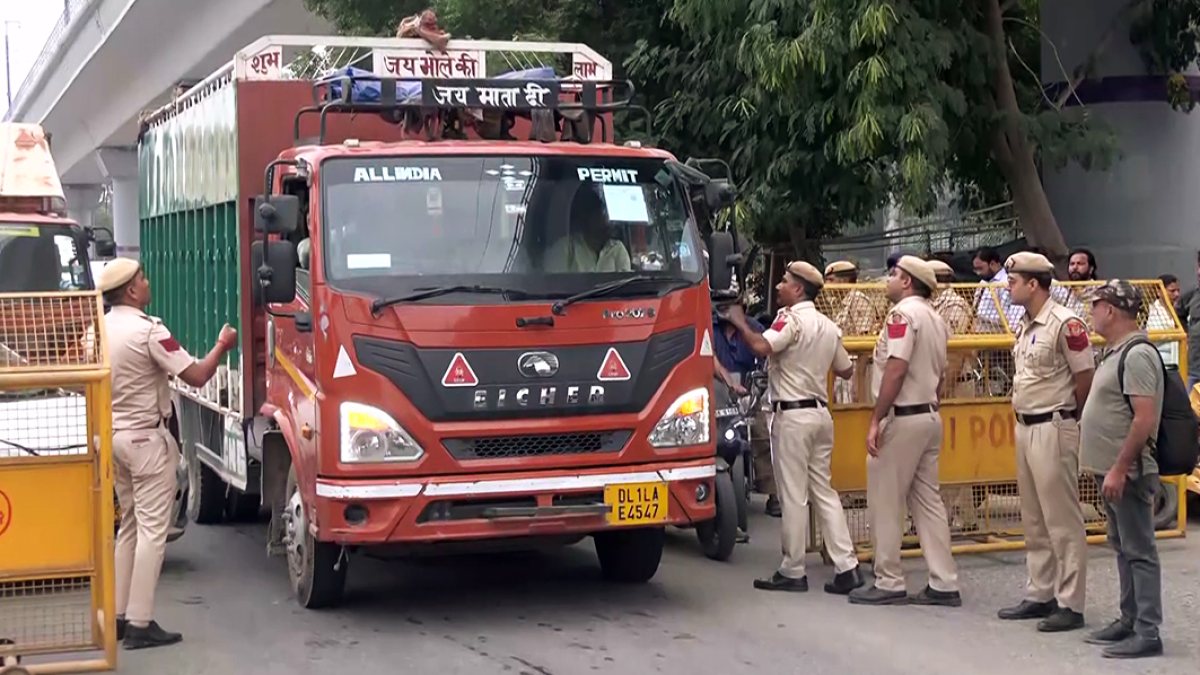 Delhi Police check vehicles amid CJP protest at Mohan Estate
