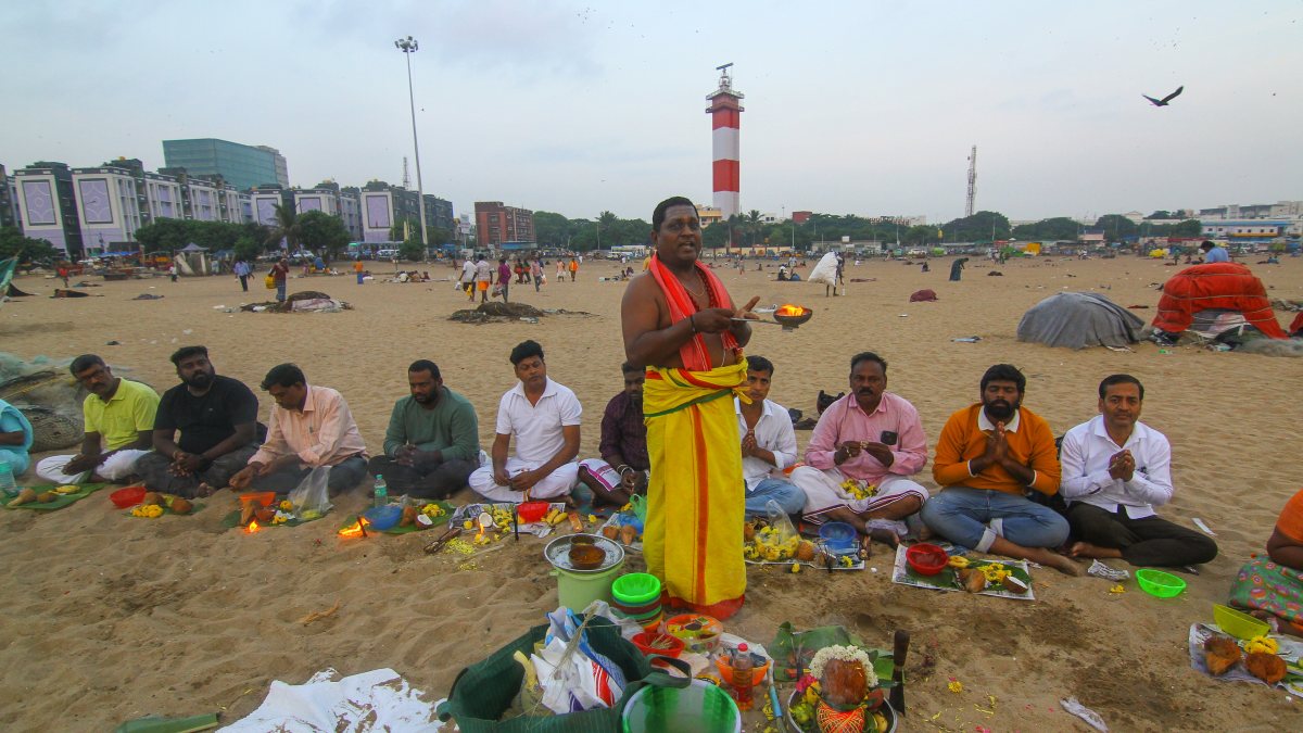 Devotees perform rituals for ancestors at Chennai beach