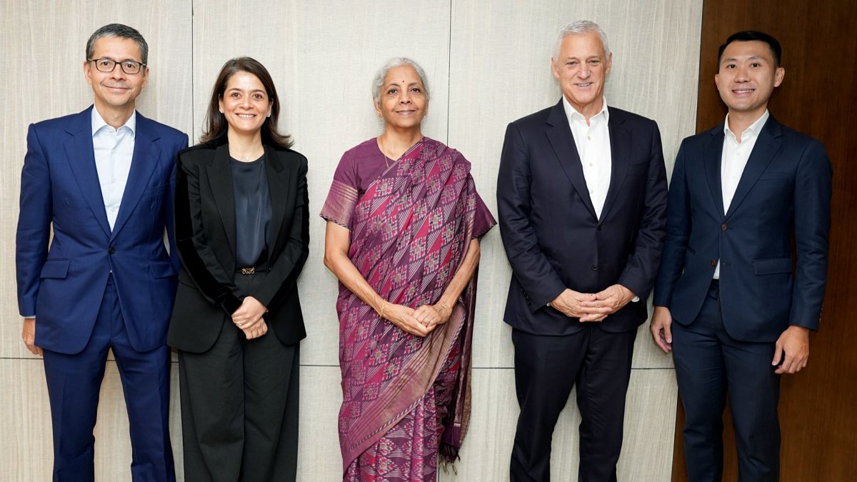 Sitharaman meets Standard Chartered CEO in Singapore