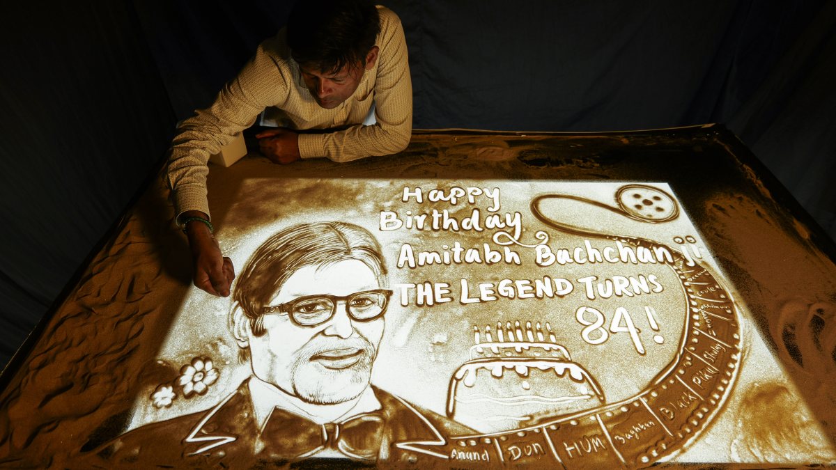 Sand artist wishes Amitabh Bachchan on 84th birthday in Puri