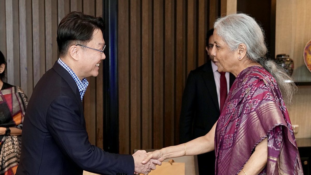 Sitharaman meets MAS deputy managing director in Singapore