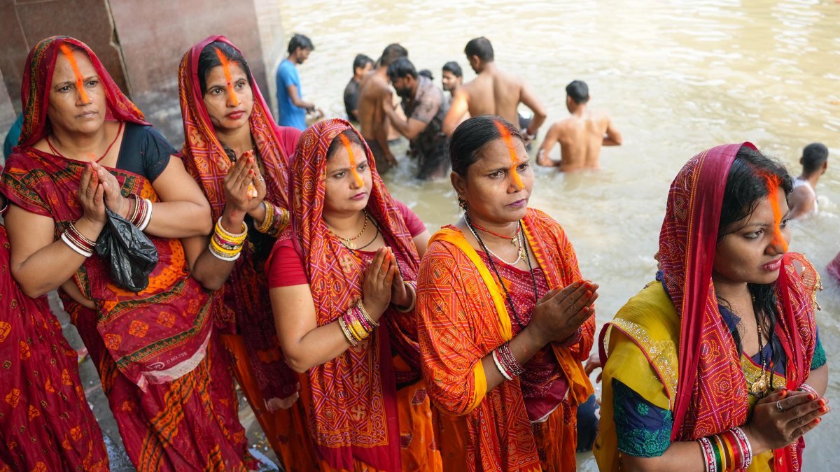 Devotees perform rituals at Ganga ghat on Navratri first day