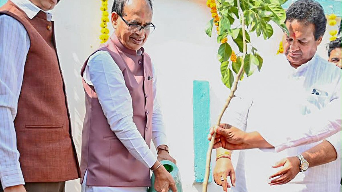 Shivraj Singh Chouhan plants sapling with Surendra Patwa in Raisen