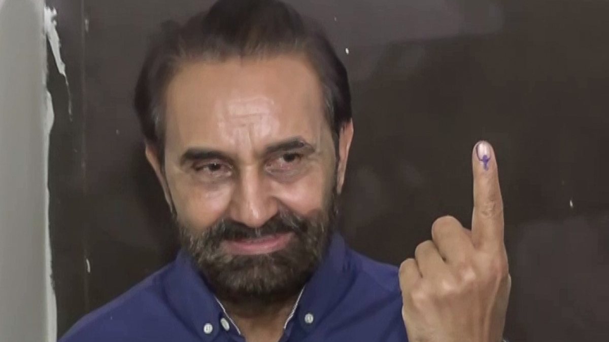 Shaktisinh Gohil votes in Gandhinagar municipal elections