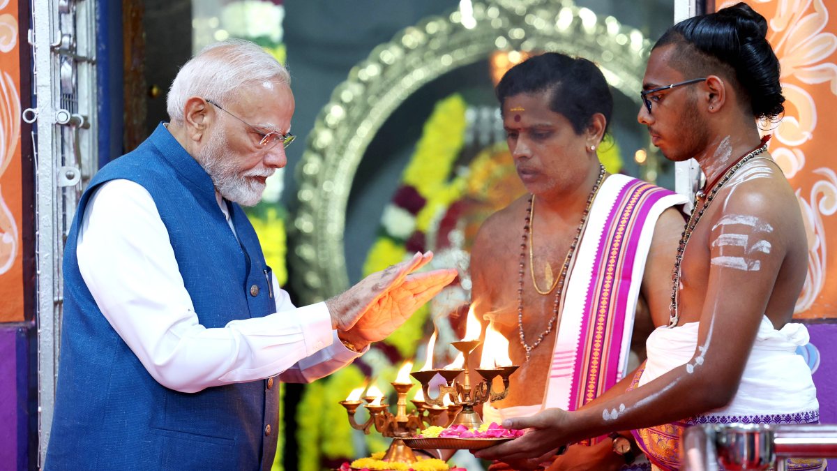 PM Modi offers prayers at Chennai Siva temple