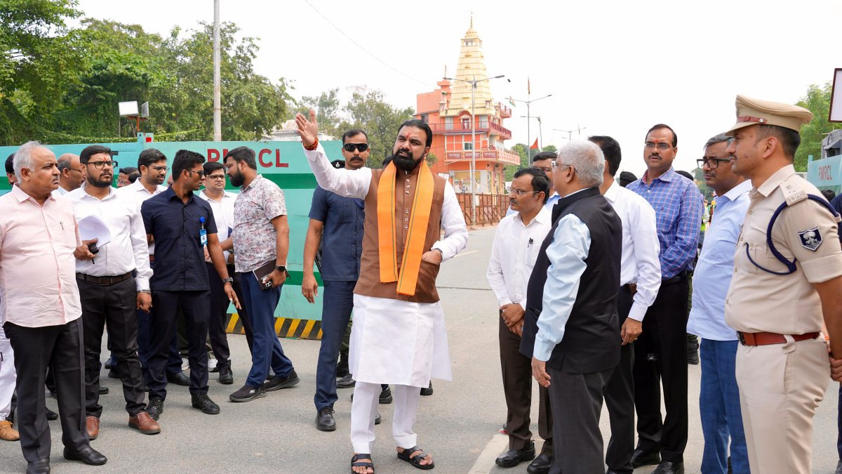 Bihar CM Samrat Choudhary reviews Patna metro and traffic work
