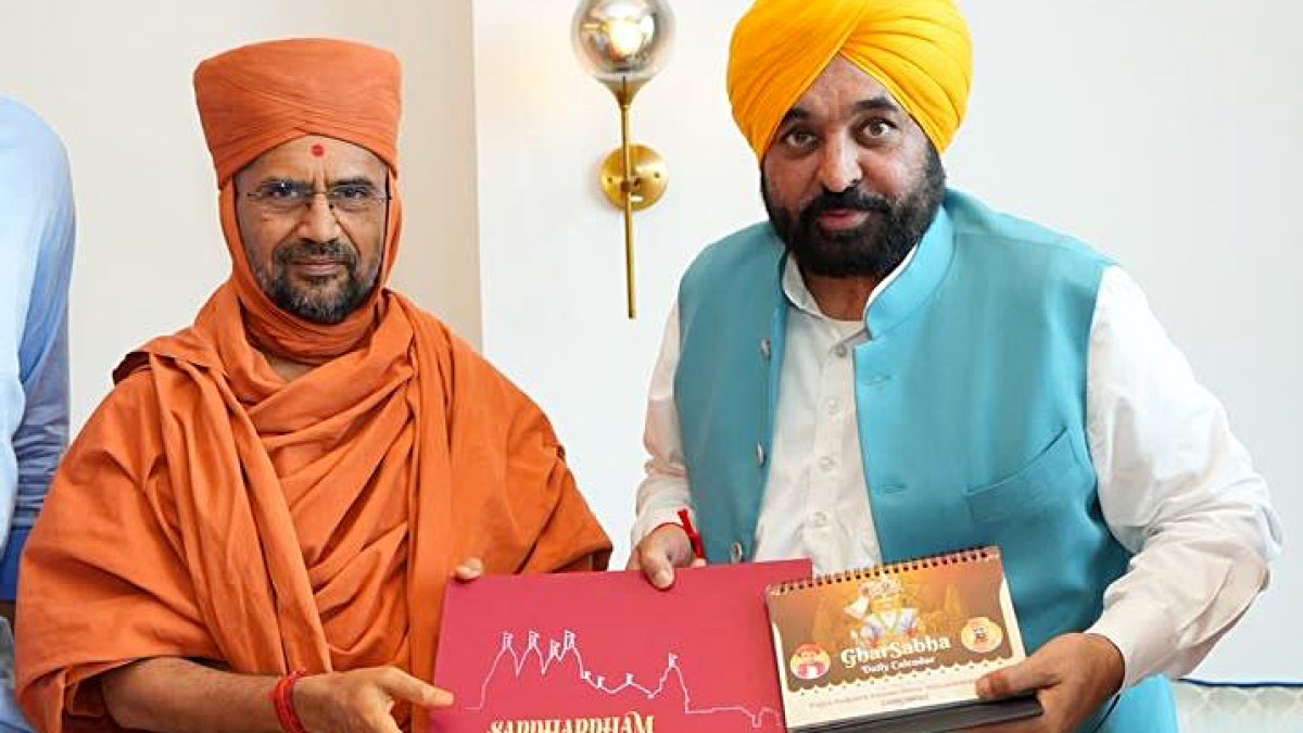 Punjab CM Bhagwant Mann meets Nityaswaroopdas Swami at Golden Temple