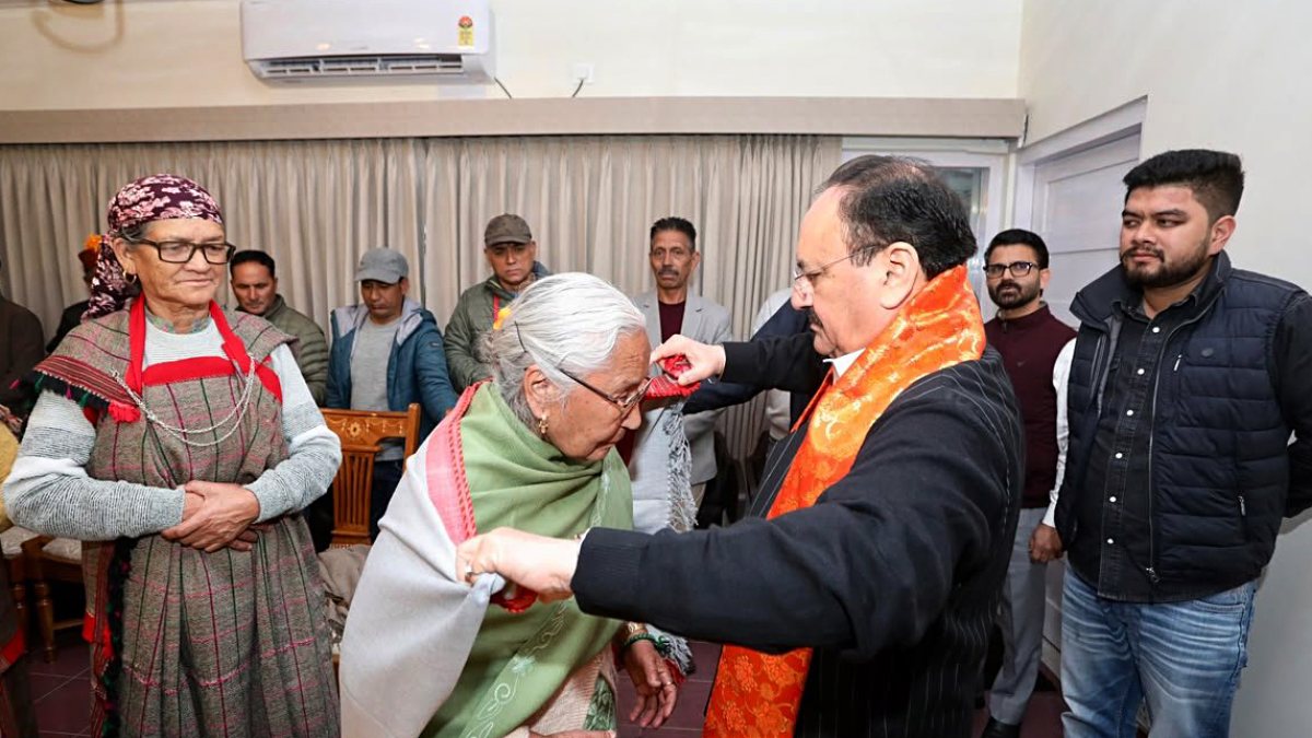 Nadda felicitates senior BJP worker in Kullu