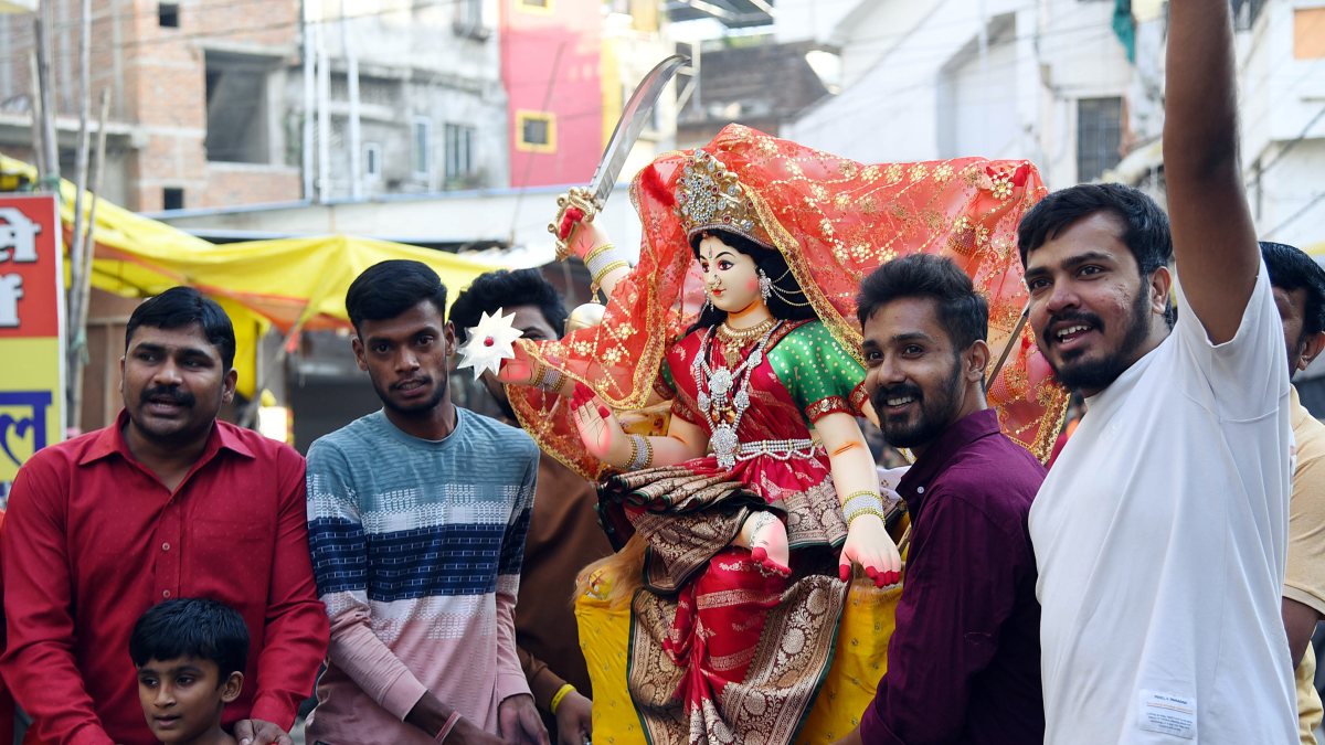 Devotees carry Durga idol to pandal for Navratri in Nagpur