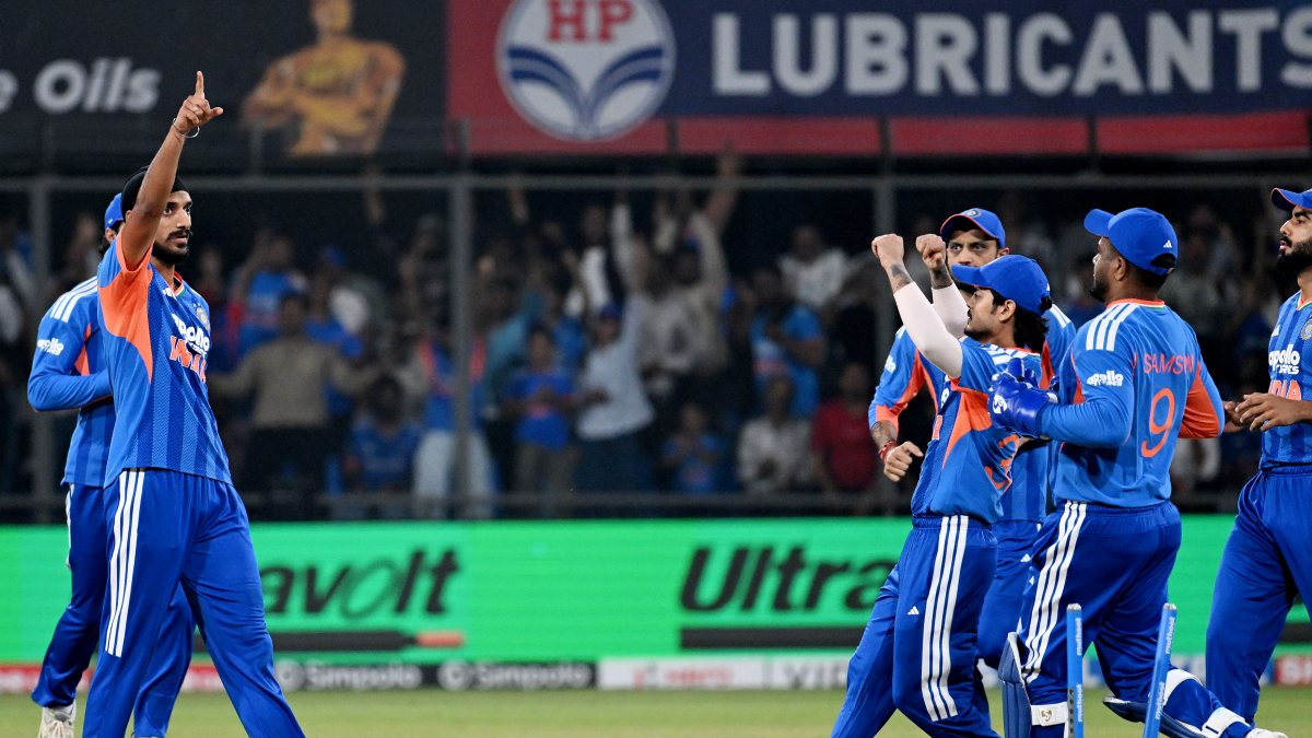 Arshdeep and teammates celebrate Hope wicket in Indore T20I