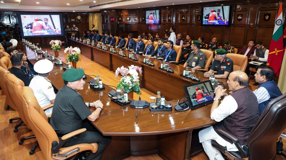 Rajnath Singh meets defence forces sportspersons who won 27 Asian Games medals