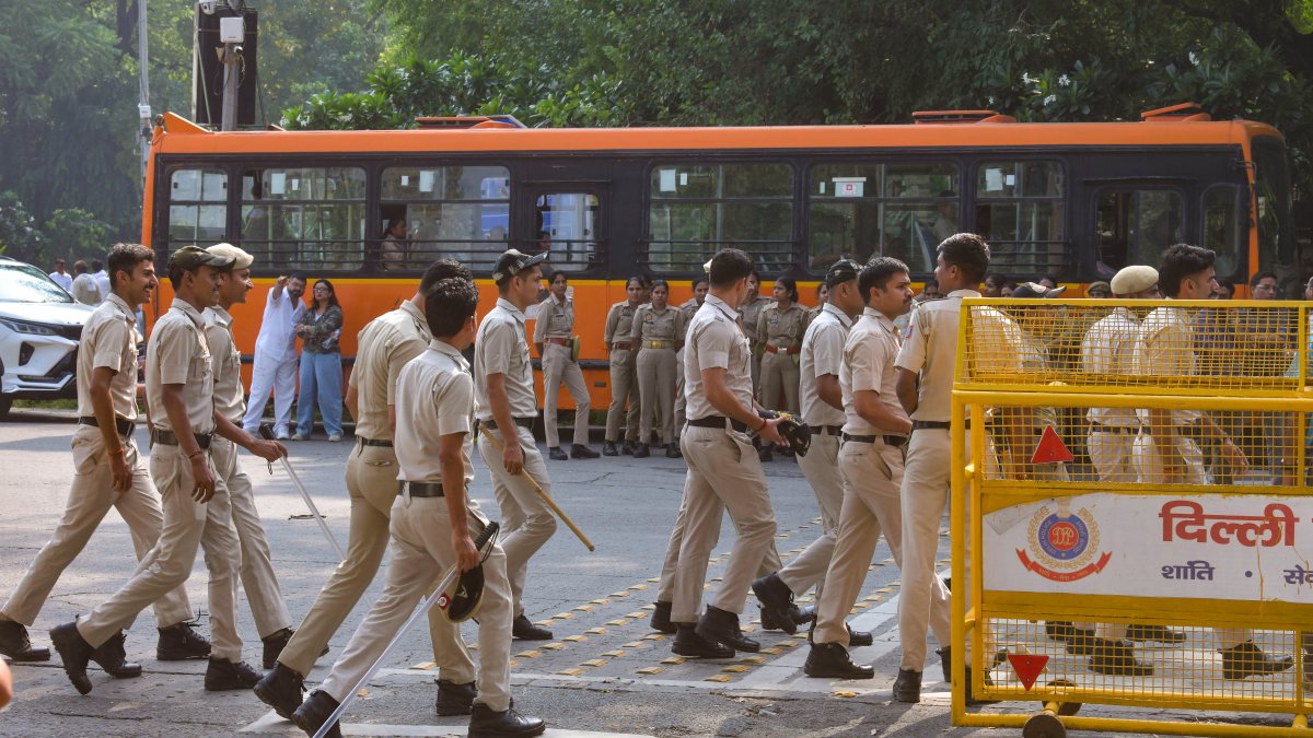 Delhi Police deployed near barricades at Mandi House Circle