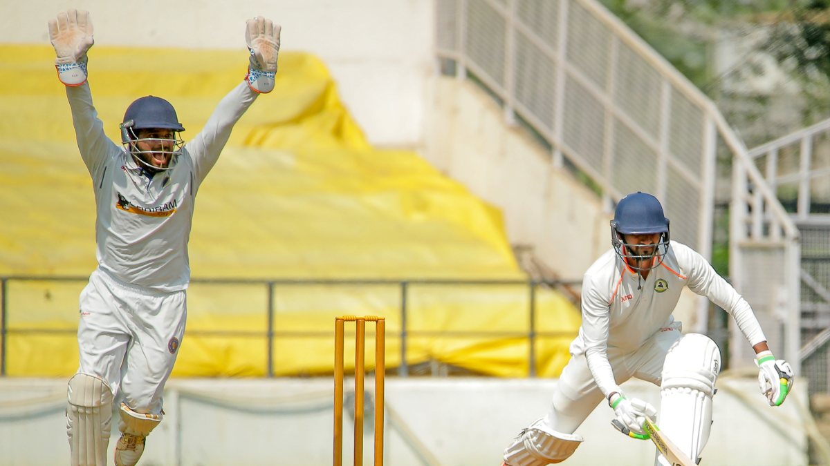 Puducherry wicketkeeper appeals for Vidarbha captain's wicket
