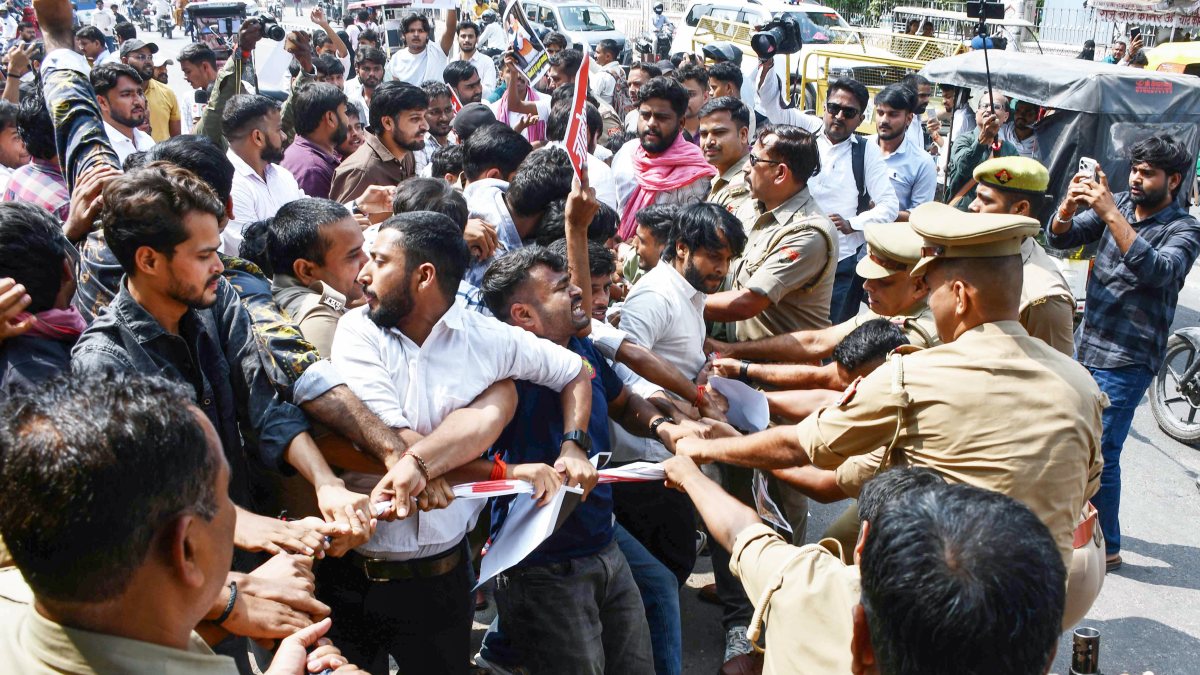 Police stop Left-wing student protest in Prayagraj over CEC resignation demand