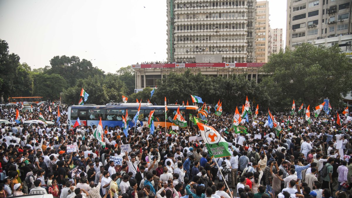 INDIA bloc protesters march to Supreme Court over SIR row in Delhi