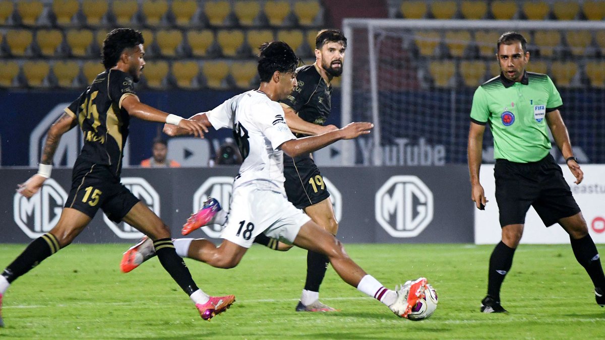 NorthEast United and Mohun Bagan players vie for ball in ISL match
