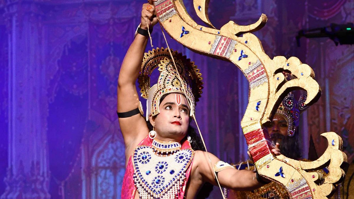 Artist performs Sita Swayamvar at Prayagraj Ramlila