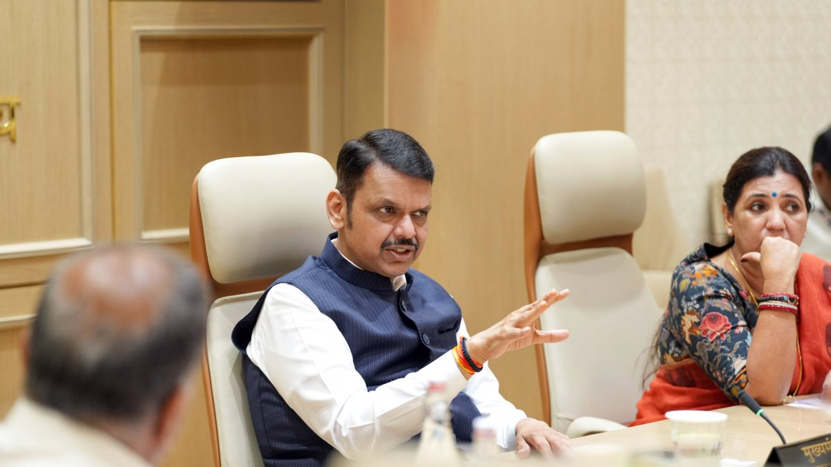 Fadnavis chairs review meeting on garbage-free cities and CBG project