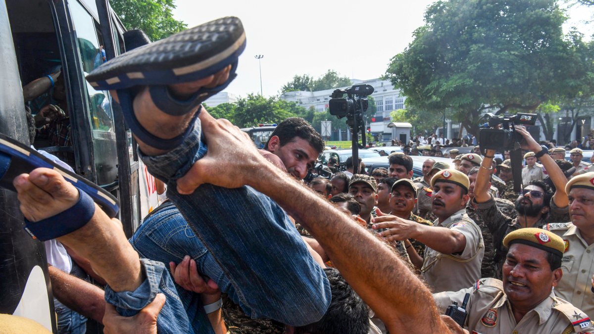 Delhi Police detain NSUI workers protesting at Connaught Place
