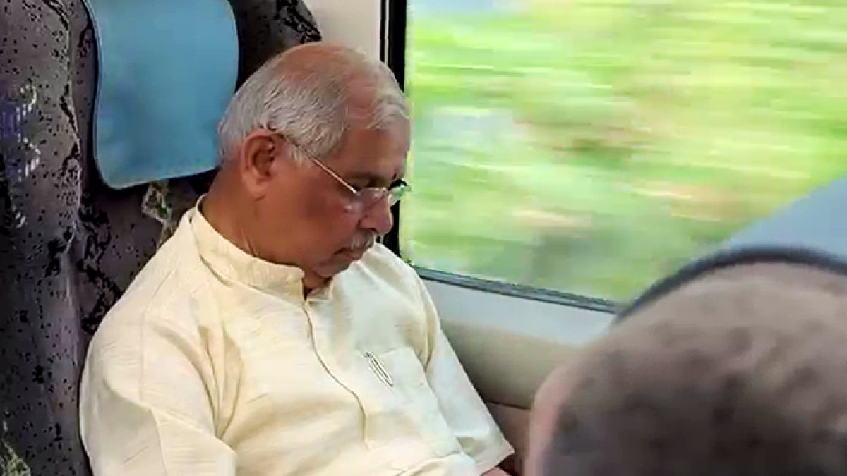 Keralam governor Arlekar travels by train to Palakkad