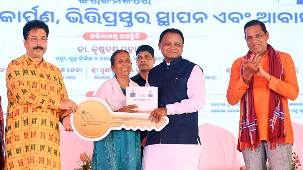 Odisha CM presents symbolic keys to housing beneficiaries