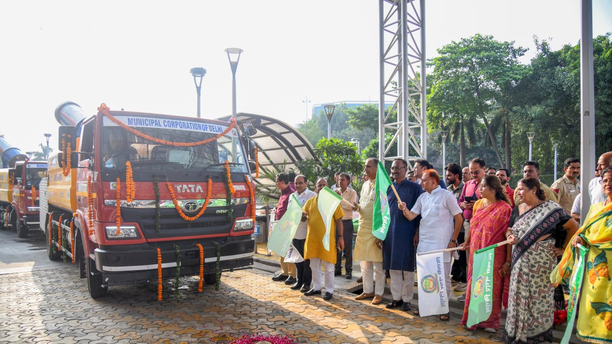 Delhi mayor flags off 12 multi-purpose vehicles for clean air