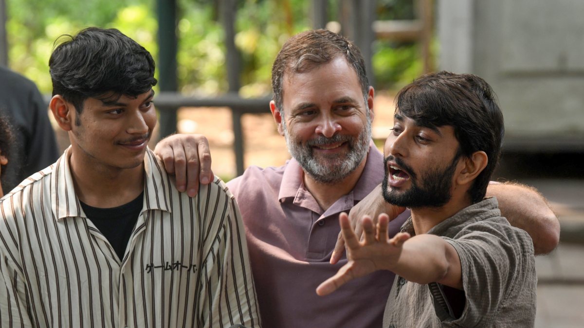 Rahul Gandhi meets detained protesters at 10 Janpath
