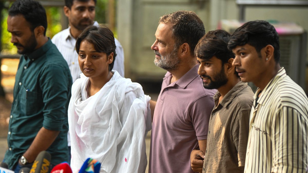 Rahul Gandhi meets detained protesters at 10 Janpath