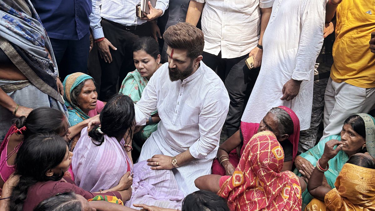 Chirag Paswan consoles relative of boat capsize victim in Patna