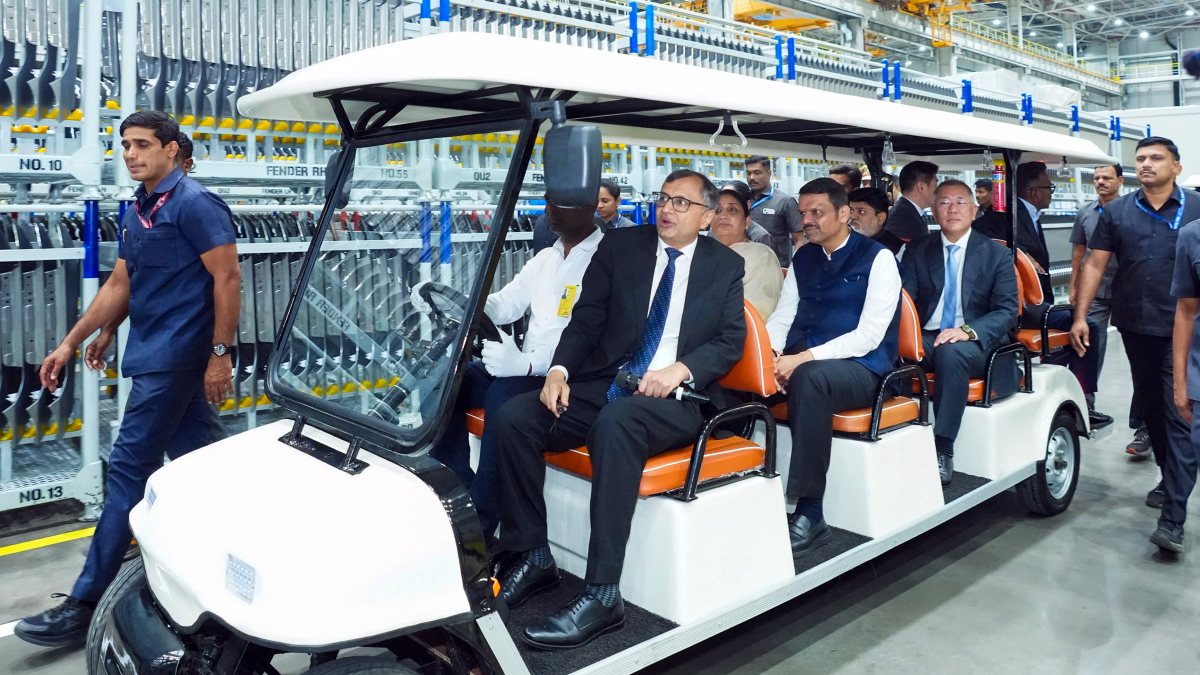 Fadnavis inaugurates Hyundai plant in Pune