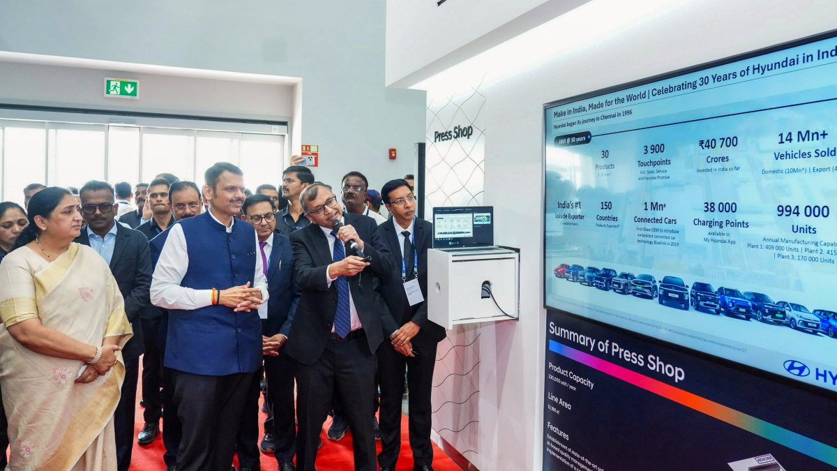 Fadnavis inaugurates Hyundai plant in Pune