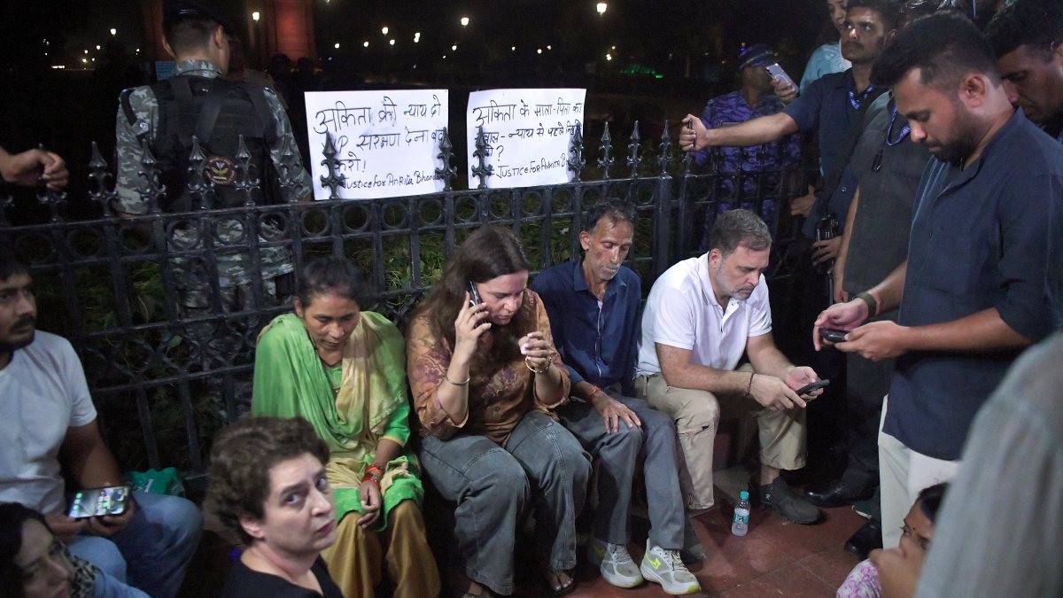 Rahul and Priyanka Gandhi meet Ankita Bhandari parents at India Gate protest