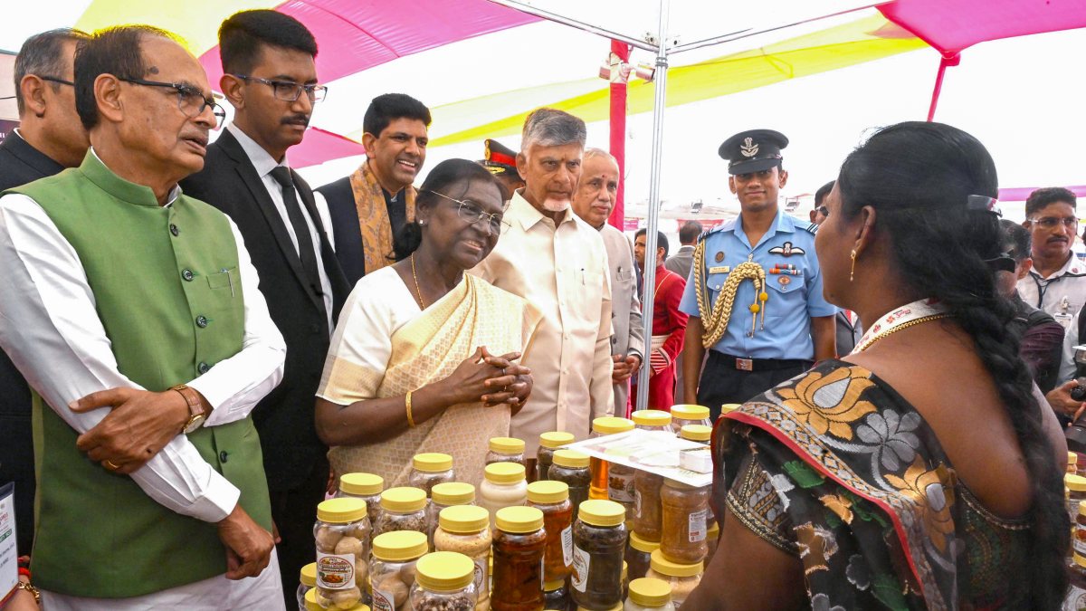 President Murmu meets Lakhpati Didi at National SARAS Mela in Vijayawada