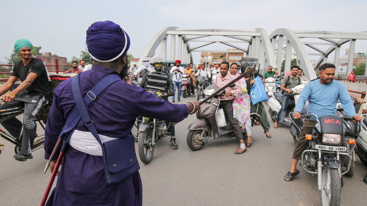 Nihang Sikh blocks traffic on Amritsar bridge during Punjab Bandh