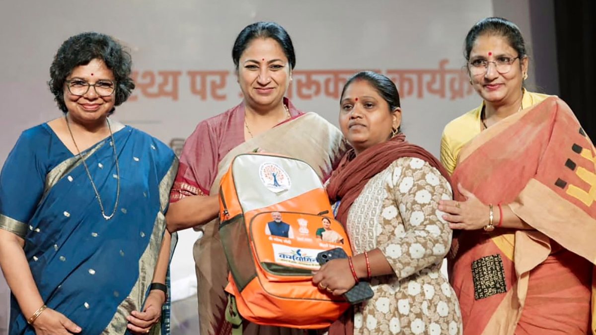 Delhi CM Rekha Gupta presents nutrition kit at Shramik Poshan Samvad