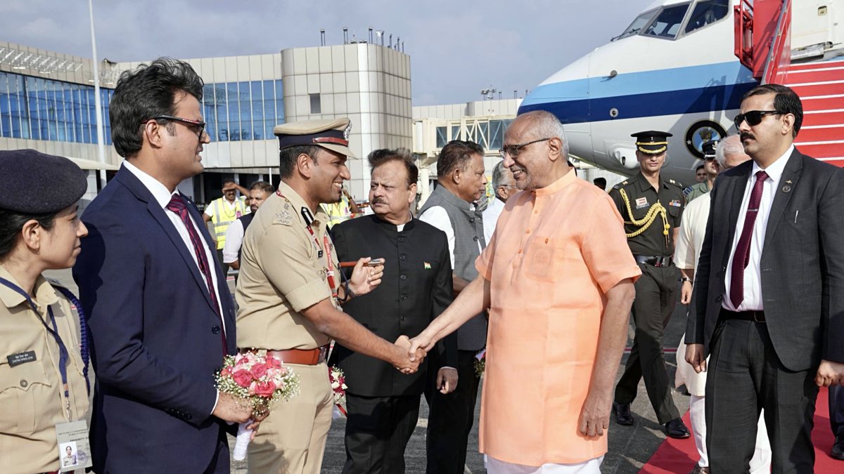 VP Radhakrishnan welcomed at Kozhikode airport