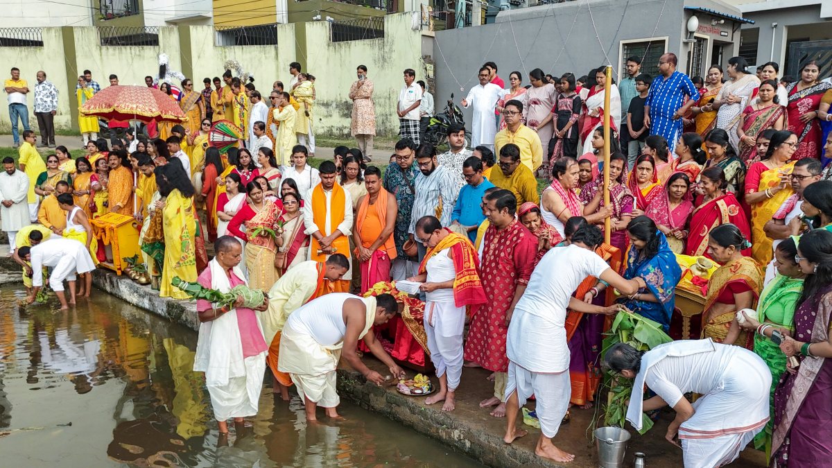 Devotees perform Kola Bou rituals on Saptami in Dhanbad